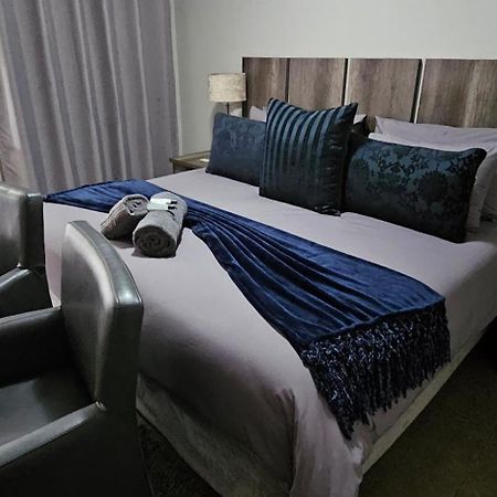 Blue Sparrow Guest House Мидделбург Экстерьер фото